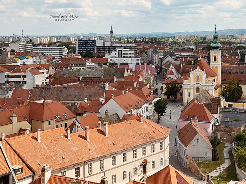 焦爾主教城堡 Püspökvár-Toronykilátó 觀景台俯瞰的焦爾中世紀屋頂市景