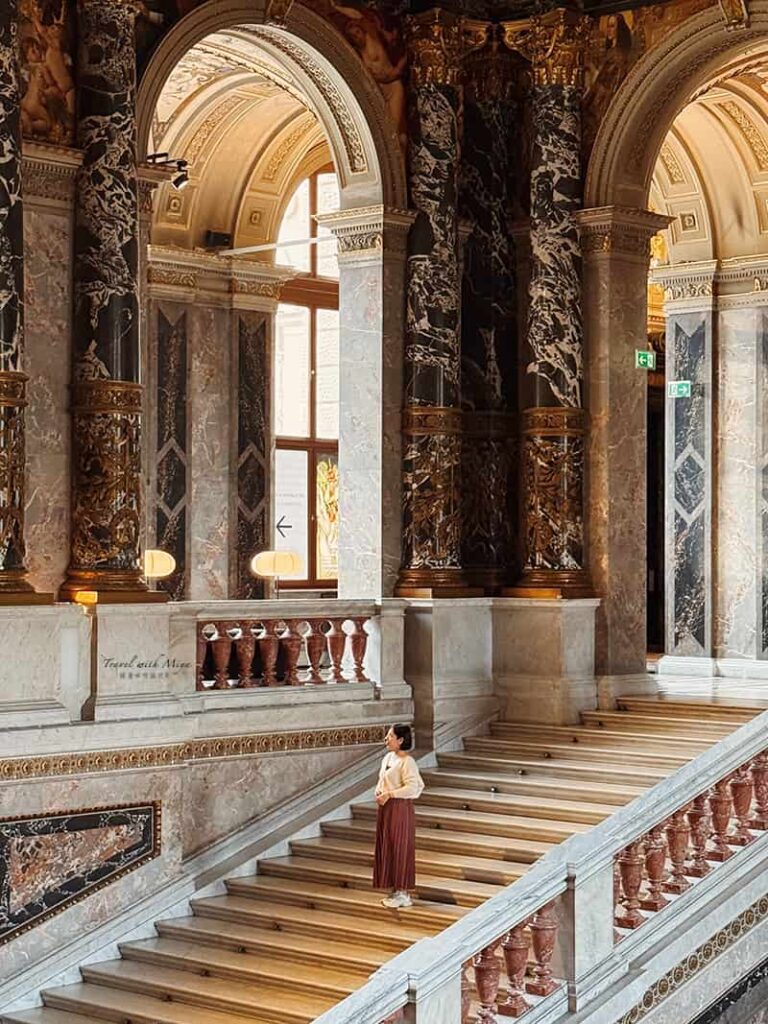 在維也納藝術史博物館 Kunsthistorisches Museum Vienna 大理石階梯拍照