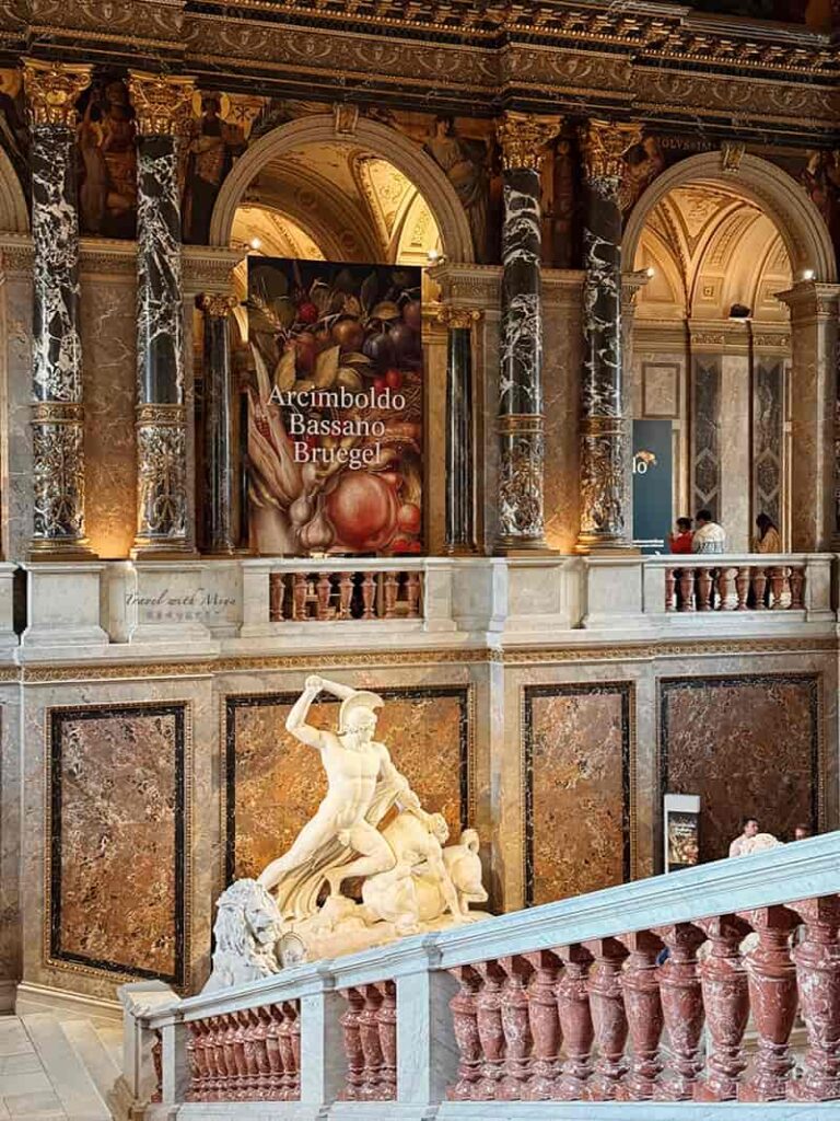 維也納藝術史博物館 Kunsthistorisches Museum Vienna 台階雕刻義大利雕塑家卡諾瓦 Antonio Canova 的作品《忒修斯與半人馬 Theseus and Centaur》。