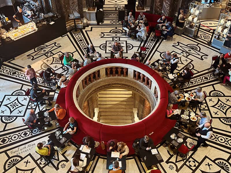 維也納藝術史博物館 Kunsthistorisches Museum Vienna 的八角形穹頂咖啡廳中央紅色圓形座椅
