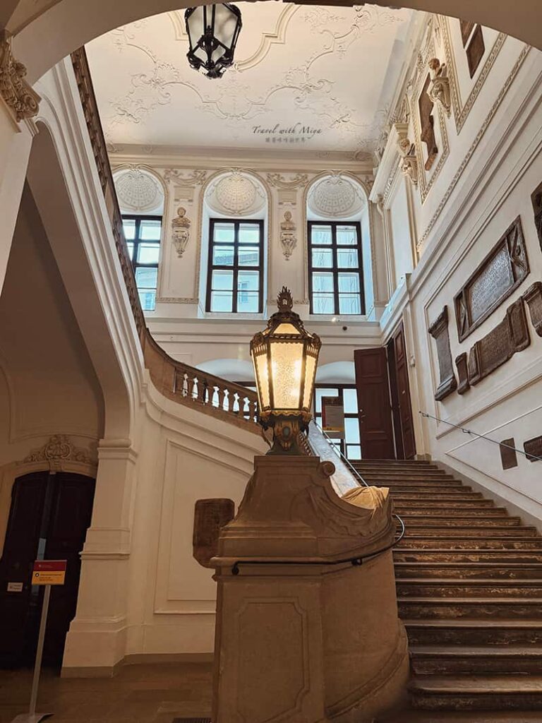 進到奧地利國家圖書館普隆克廳 Prunksaal / State Hall 前的樓梯