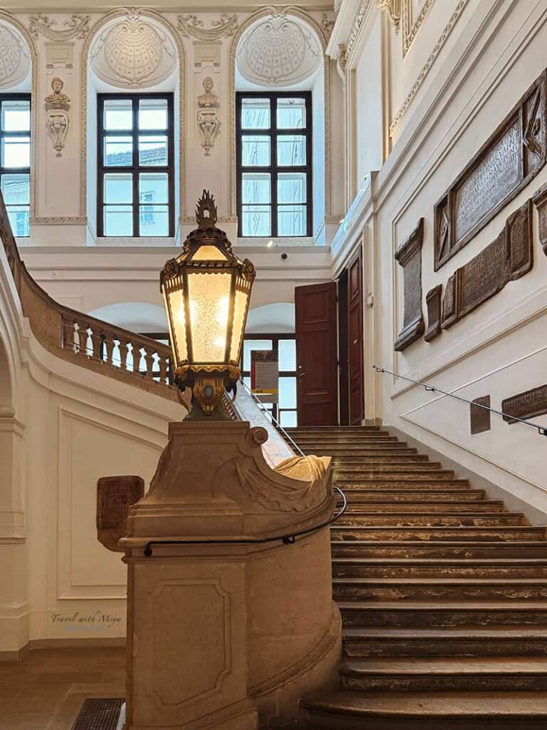 前往奧地利國家圖書館普隆克廳 Prunksaal / State Hall 樓梯景