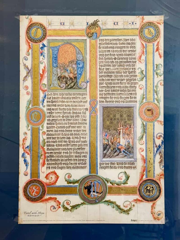 奧地利國家圖書館普隆克廳 Prunksaal / State Hall玻璃陳列櫃內的古書內頁