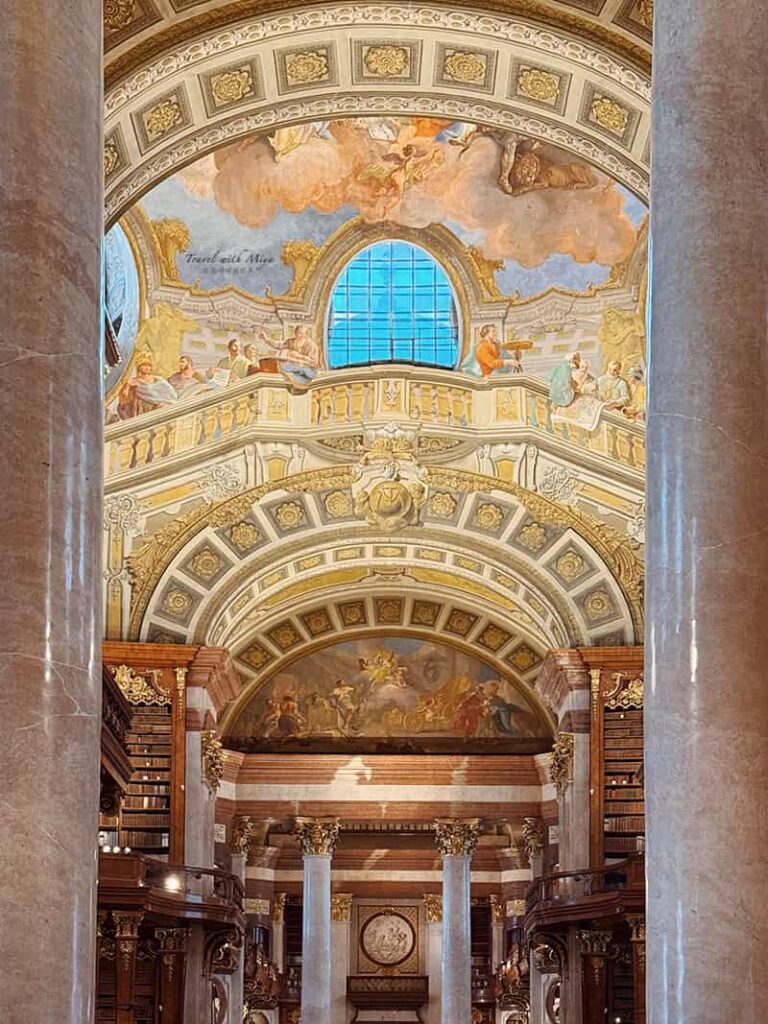 奧地利國家圖書館普隆克廳 Prunksaal / State Hall與兩旁大理石柱