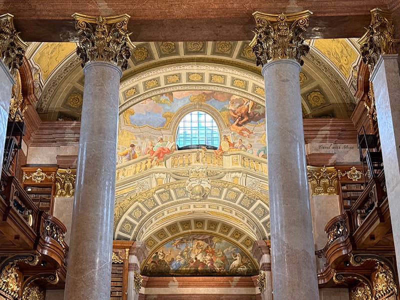 奧地利國家圖書館普隆克廳 Prunksaal / State Hall 大理石柱與壁畫