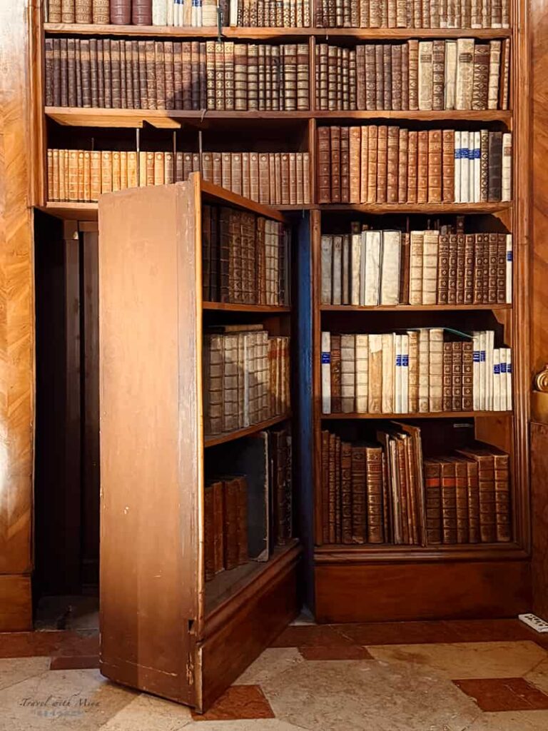 奧地利國家圖書館普隆克廳 Prunksaal / State Hall半開的書櫃門