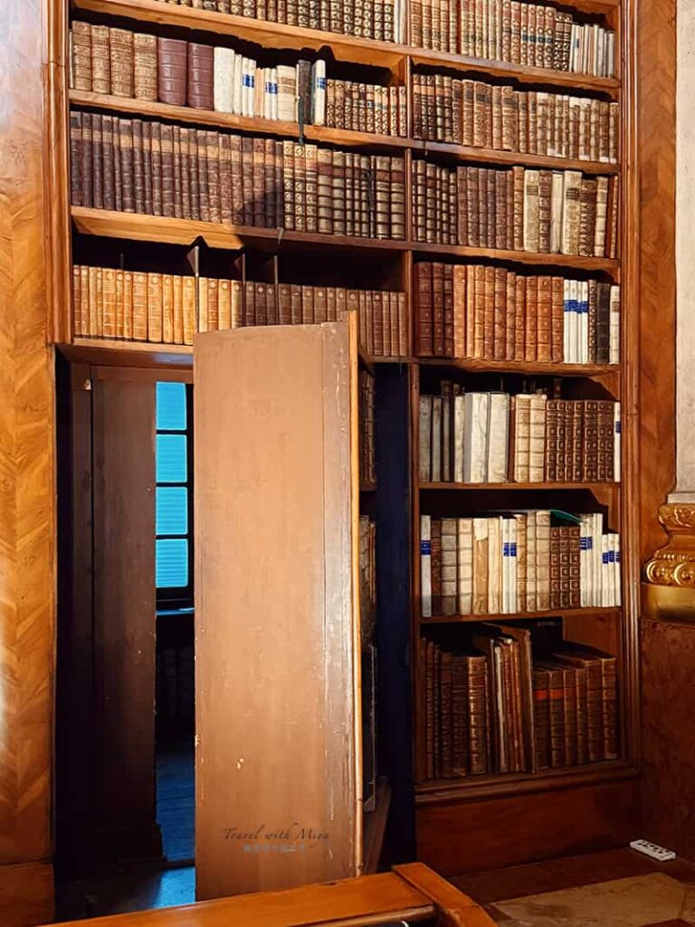 奧地利國家圖書館普隆克廳 Prunksaal / State Hall書櫃和隱藏的後方空間