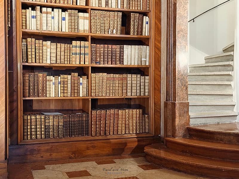 奧地利國家圖書館普隆克廳 Prunksaal / State Hall書架和往二樓的樓梯
