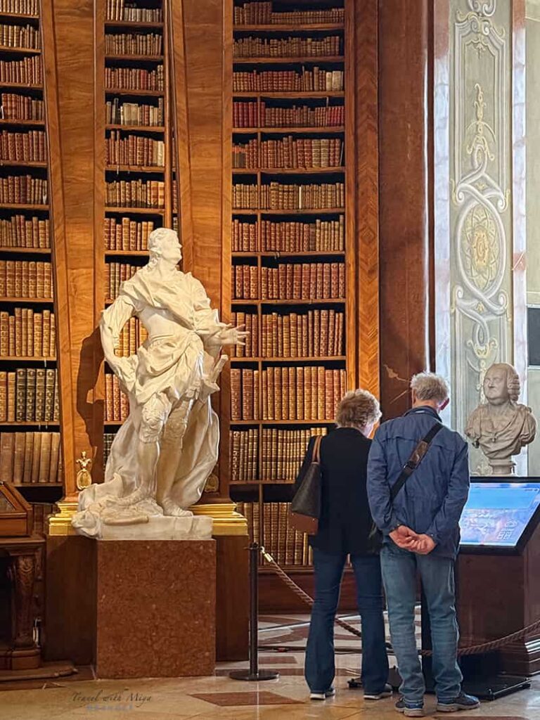 奧地利國家圖書館普隆克廳 Prunksaal / State Hall旅人和後方書櫃