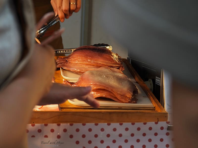 迪化街魷布院魷魚 - 以鹽、糖醃製乾式熟成 3 天，不加調味醬汁