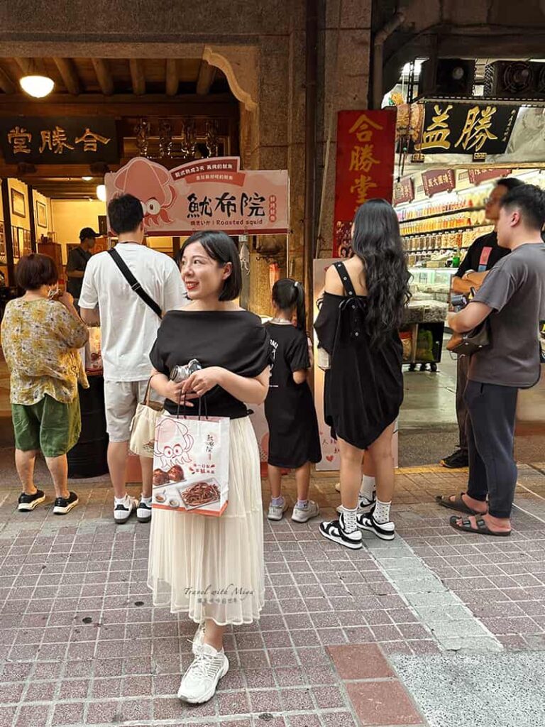 在魷布院迪化街分店前合照