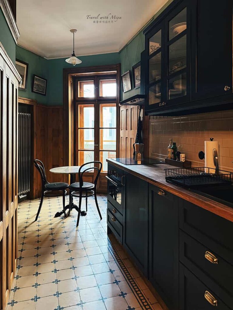 維也納公寓 vienna-1900-apartment 廚房黑色櫥櫃
