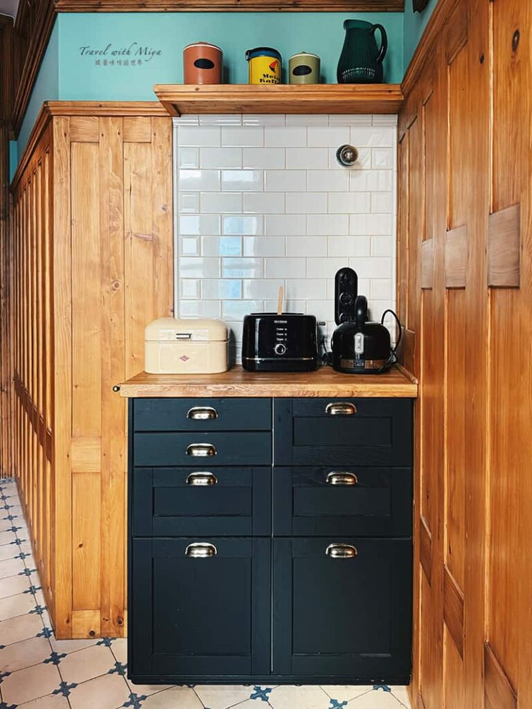 維也納公寓 vienna-1900-apartment 廚房黑色櫥櫃與電器