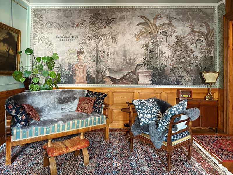 維也納公寓 vienna-1900-apartment 客廳沙發與壁畫