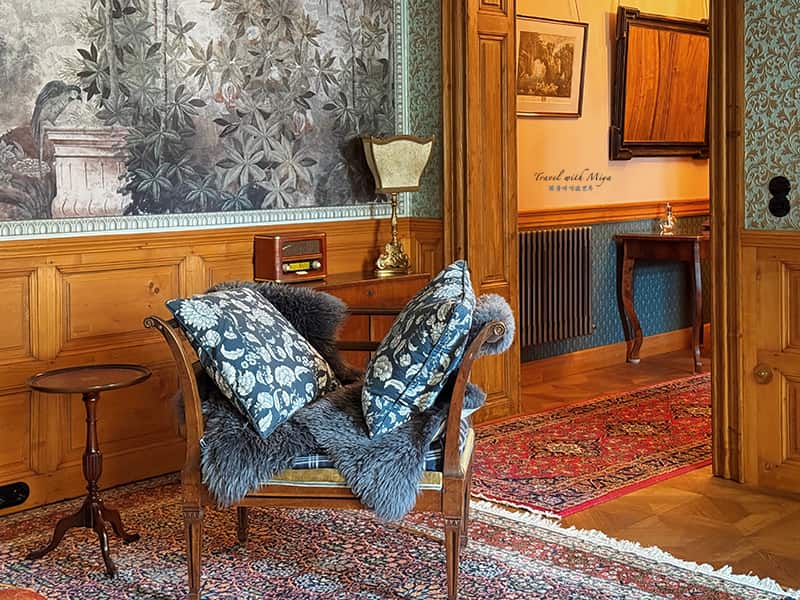 維也納公寓 vienna-1900-apartment 座椅上的抱枕與毛毯
