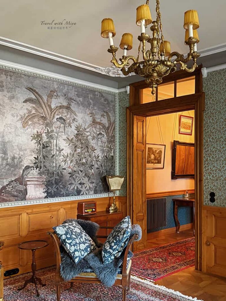 維也納公寓 vienna-1900-apartment 客廳沙發椅與吊燈
