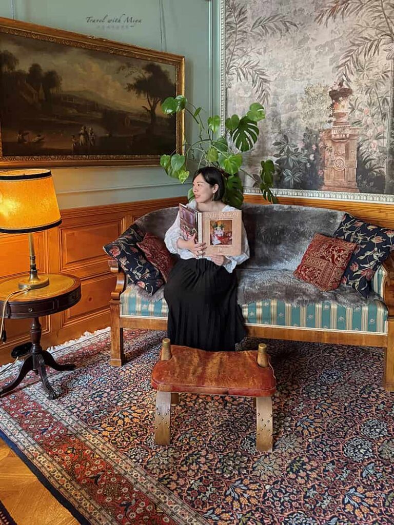 坐在維也納公寓 vienna-1900-apartment 客廳沙發抱著書