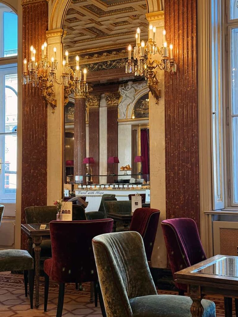 維也納皇室御用百年咖啡廳 Gerstner 華麗大理石廳牆面鏡子與壁燈