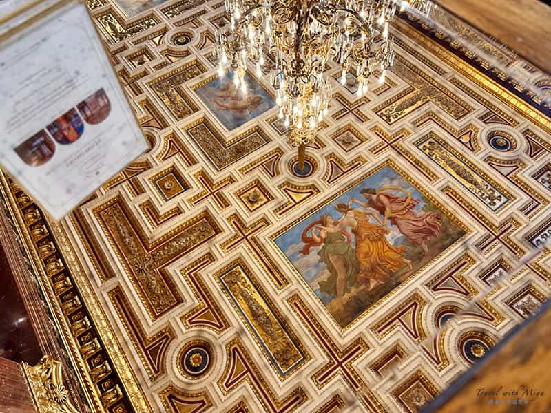 維也納皇室御用百年咖啡廳 Gerstner 桌面天花板倒影