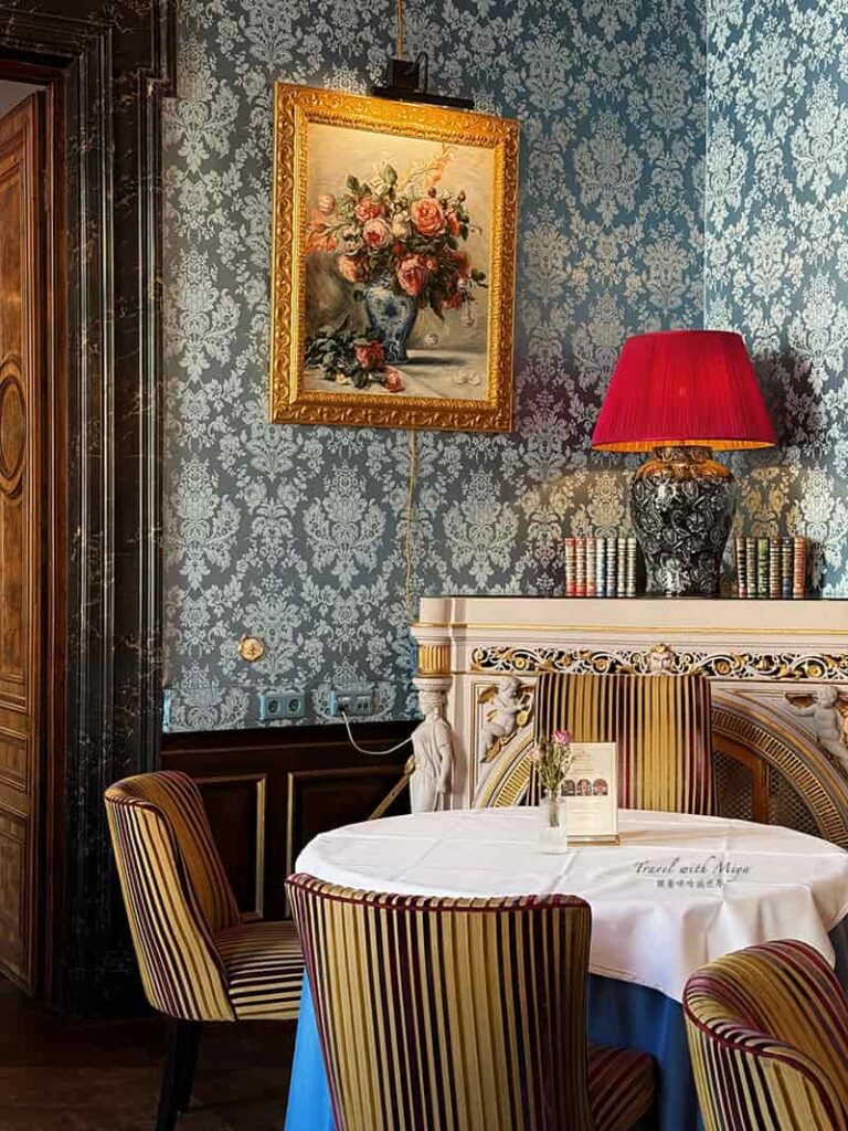 維也納皇室御用百年咖啡廳 Gerstner 牆面花紋與紅色壁燈