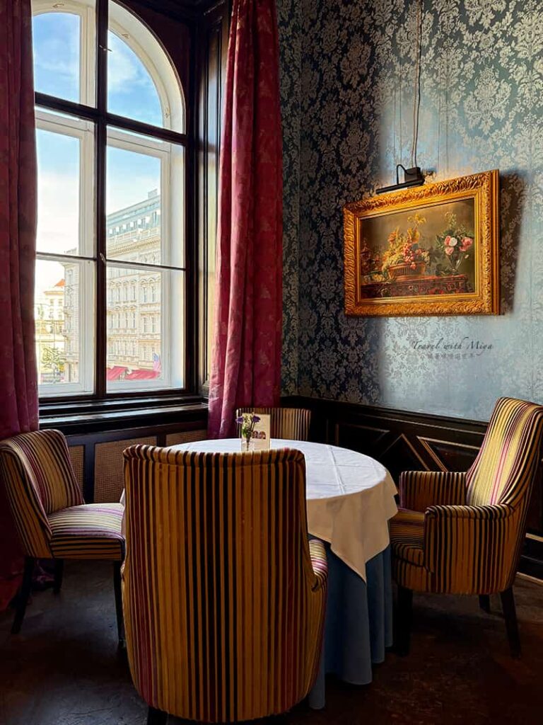 維也納皇室御用百年咖啡廳 Gerstner 窗邊座位區