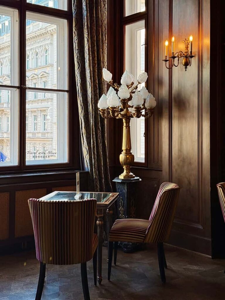 維也納皇室御用百年咖啡廳 Gerstner 窗邊座位與白色燈座