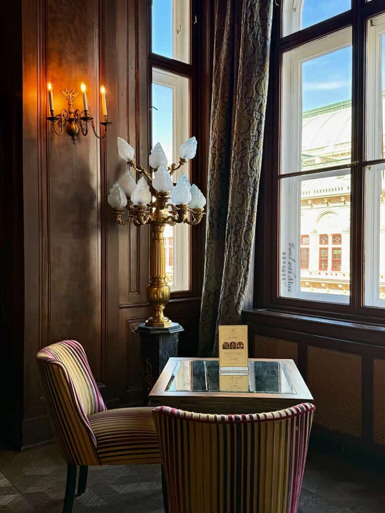 維也納皇室御用百年咖啡廳 Gerstner 窗邊座位與木質牆
