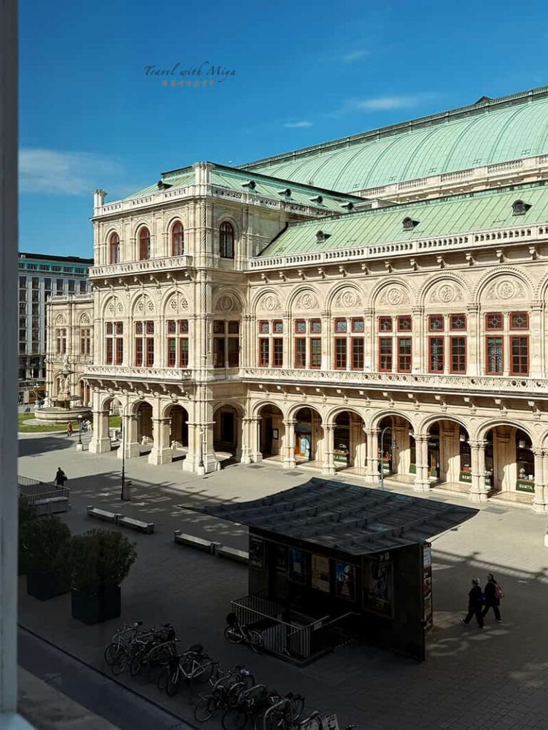 Gerstner 維也納百年咖啡廳三樓窗外的維也納國家歌劇院景色-直式