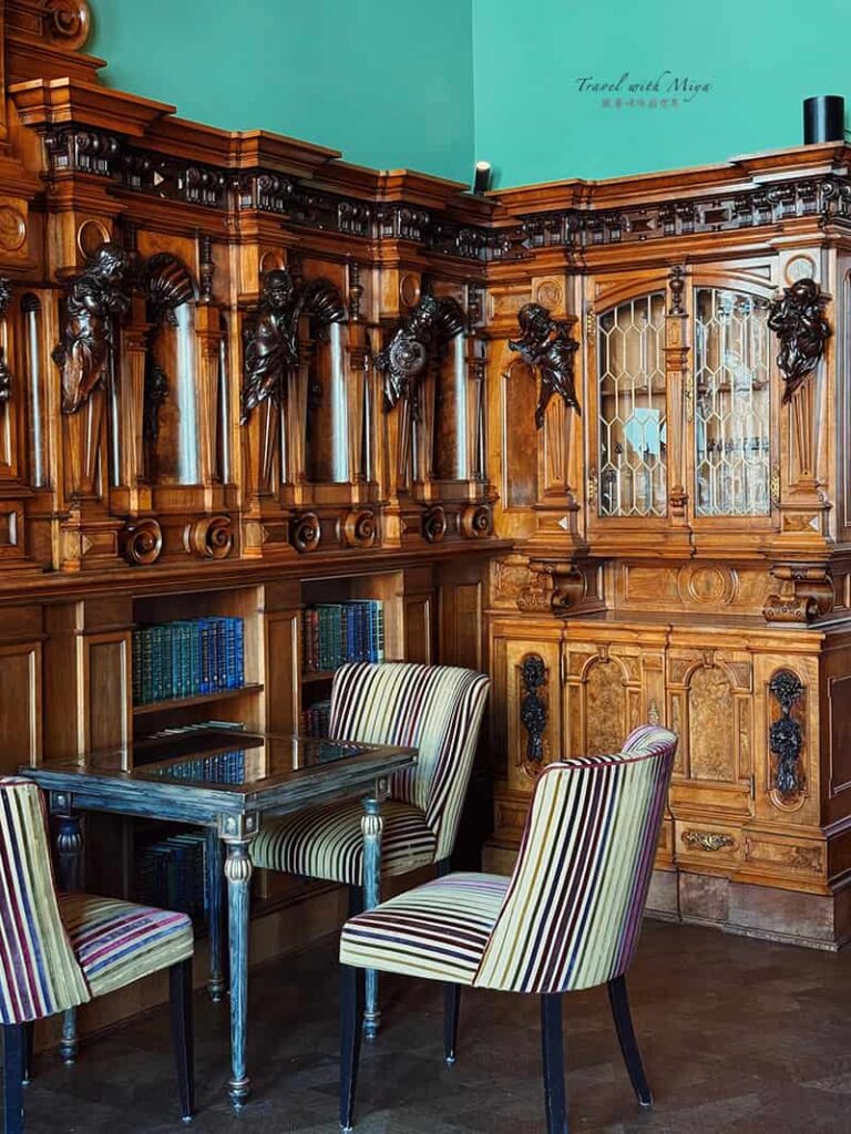 維也納皇室御用百年咖啡廳 Gerstner 木質書櫃與座椅