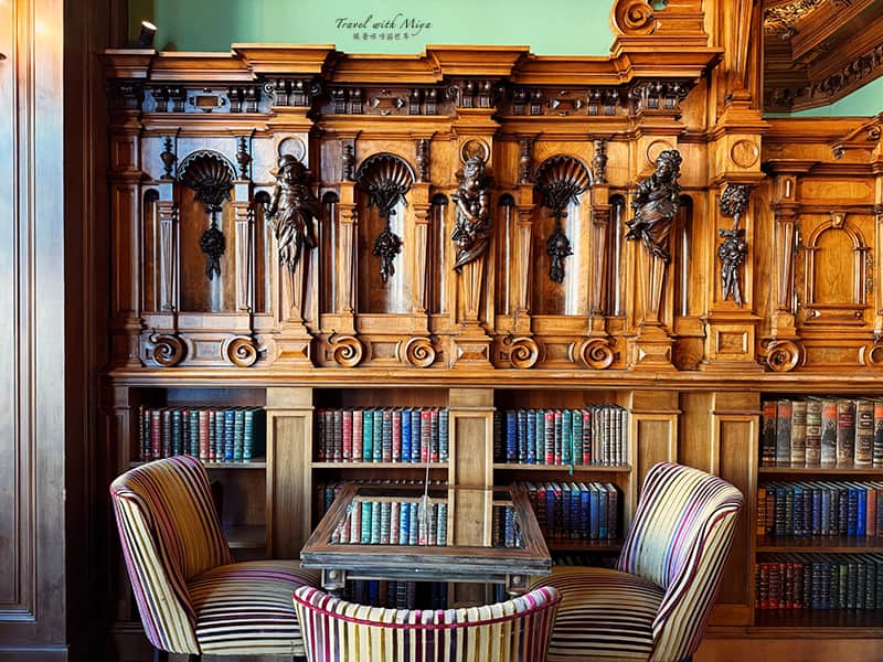 維也納皇室御用百年咖啡廳 Gerstner 木質書櫃用餐區