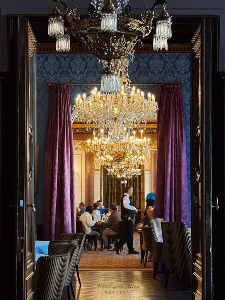 維也納皇室御用百年咖啡廳 Gerstner 三樓華麗吊燈用餐環境