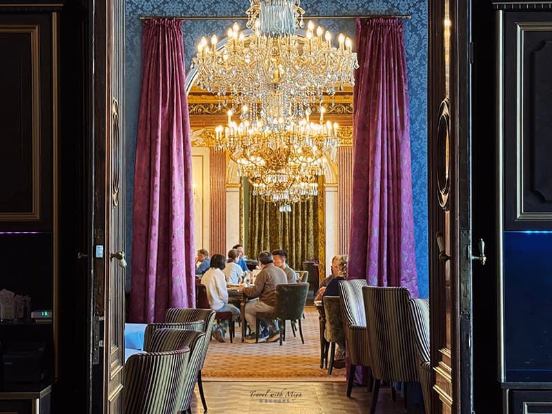 維也納皇室御用百年咖啡廳 Gerstner 三樓華麗吊燈和用餐空間