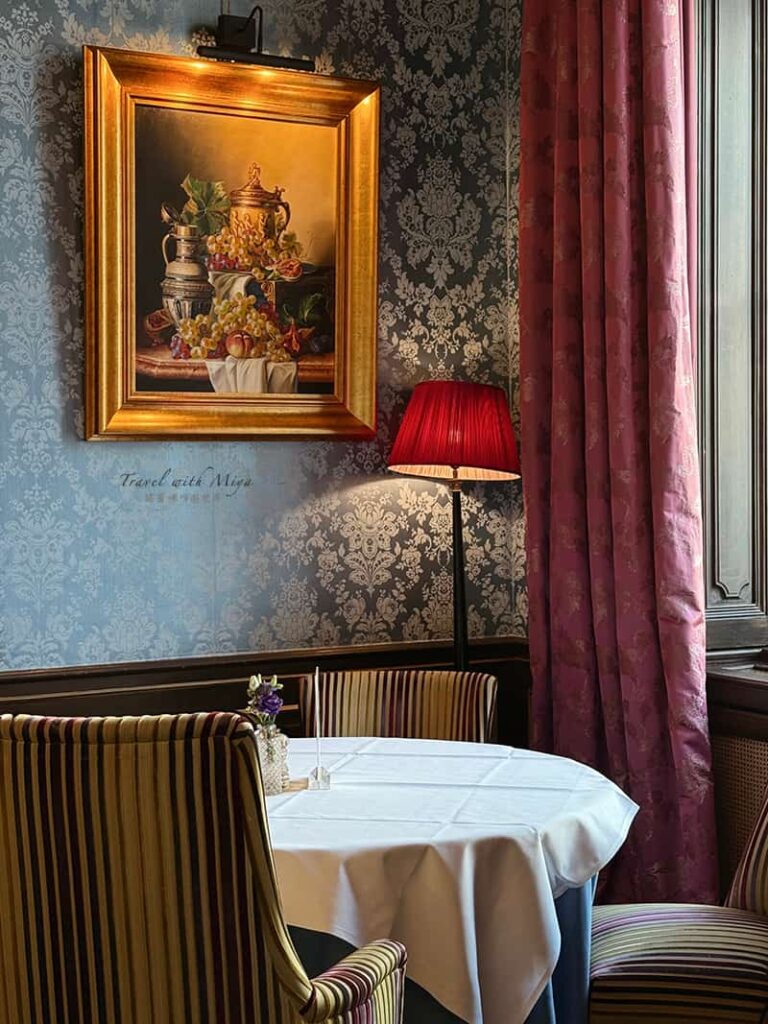 維也納皇室御用百年咖啡廳 Gerstner 牆上花卉畫