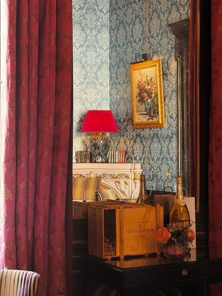 維也納皇室御用百年咖啡廳 Gerstner 角落火爐與裝飾壁燈