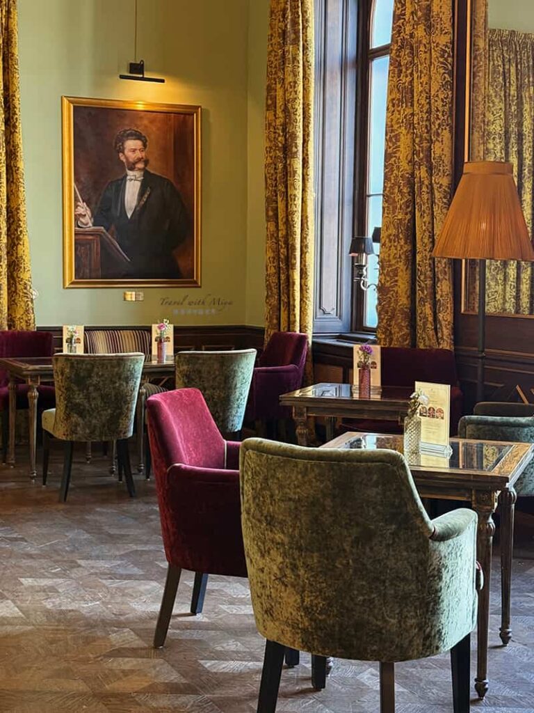 維也納皇室御用百年咖啡廳 Gerstner 華麗文豪廳牆上紳士畫和座椅空間