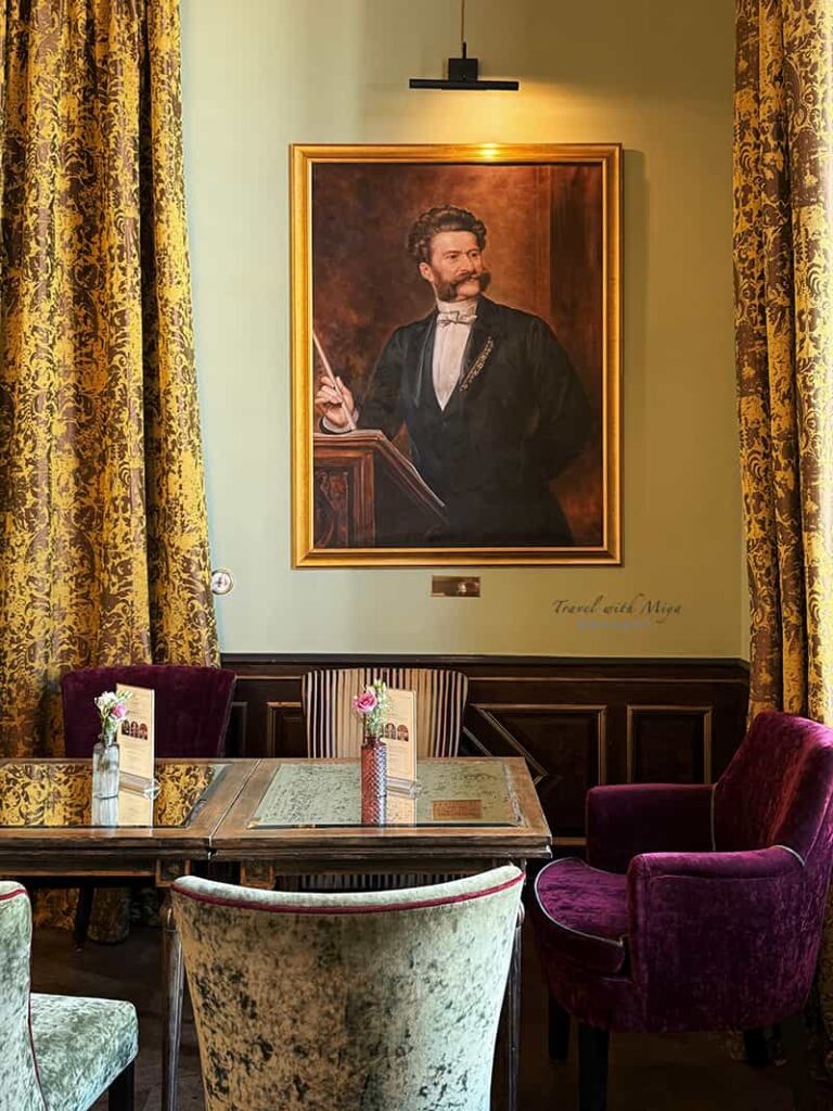 維也納皇室御用百年咖啡廳 Gerstner 牆上紳士畫