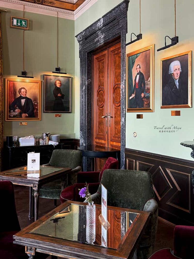 維也納皇室御用百年咖啡廳 Gerstner 牆上多福男士畫