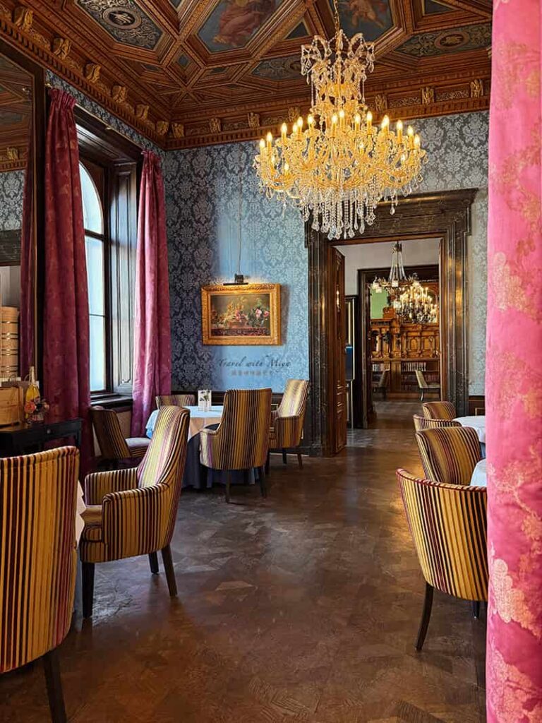 維也納皇室御用百年咖啡廳 Gerstner 藍色花紋牆面用餐區