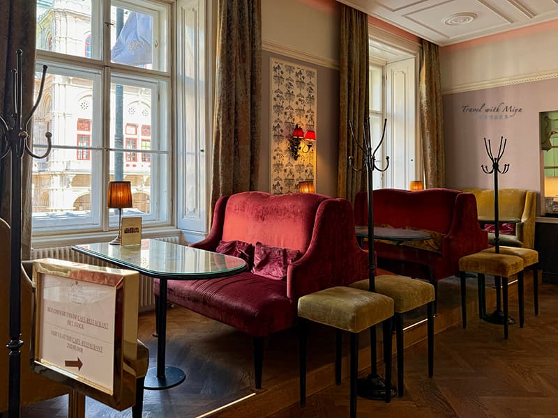 維也納皇室御用百年咖啡廳 Gerstner 1.OG 二樓咖啡廳絨布沙發