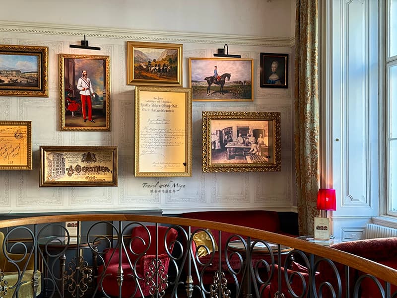 維也納皇室御用百年咖啡廳 Gerstner 1.OG 二樓咖啡廳牆上相框畫作 