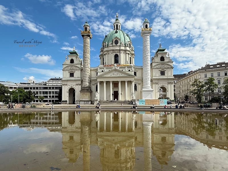 維也納卡爾教堂外觀與水池倒影
