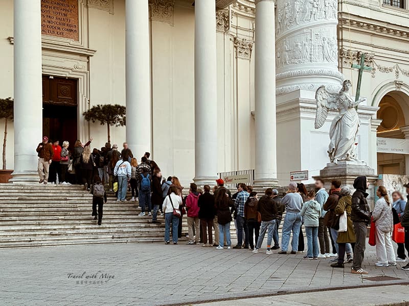 維也納卡爾教堂教堂之夜排登頂全景露台的隊伍