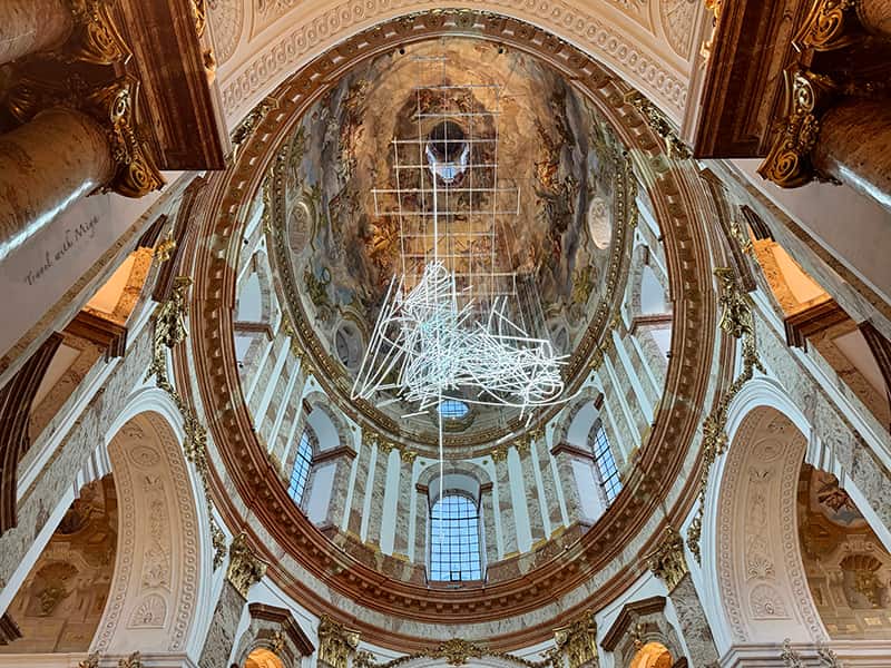 維也納卡爾教堂穹頂壁畫與造型燈飾