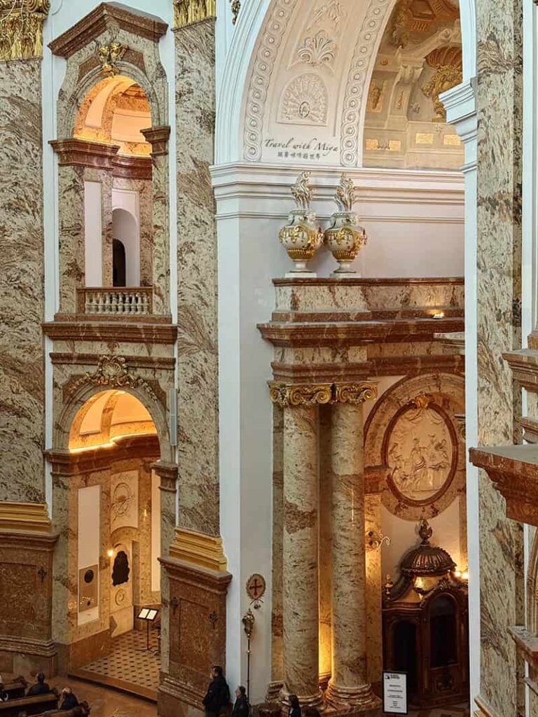 維也納卡爾教堂拱門和大理石柱