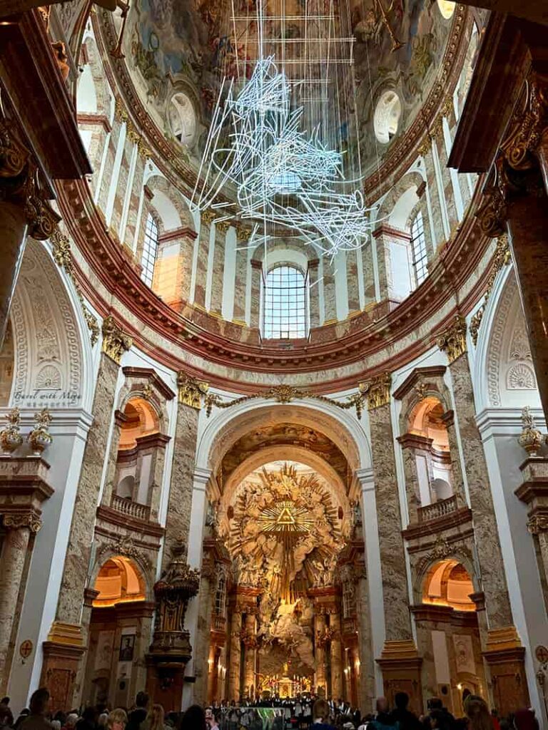 維也納卡爾教堂穹頂與三角形金飾