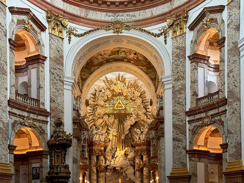 維也納卡爾教堂三角形金飾象徵耶和華