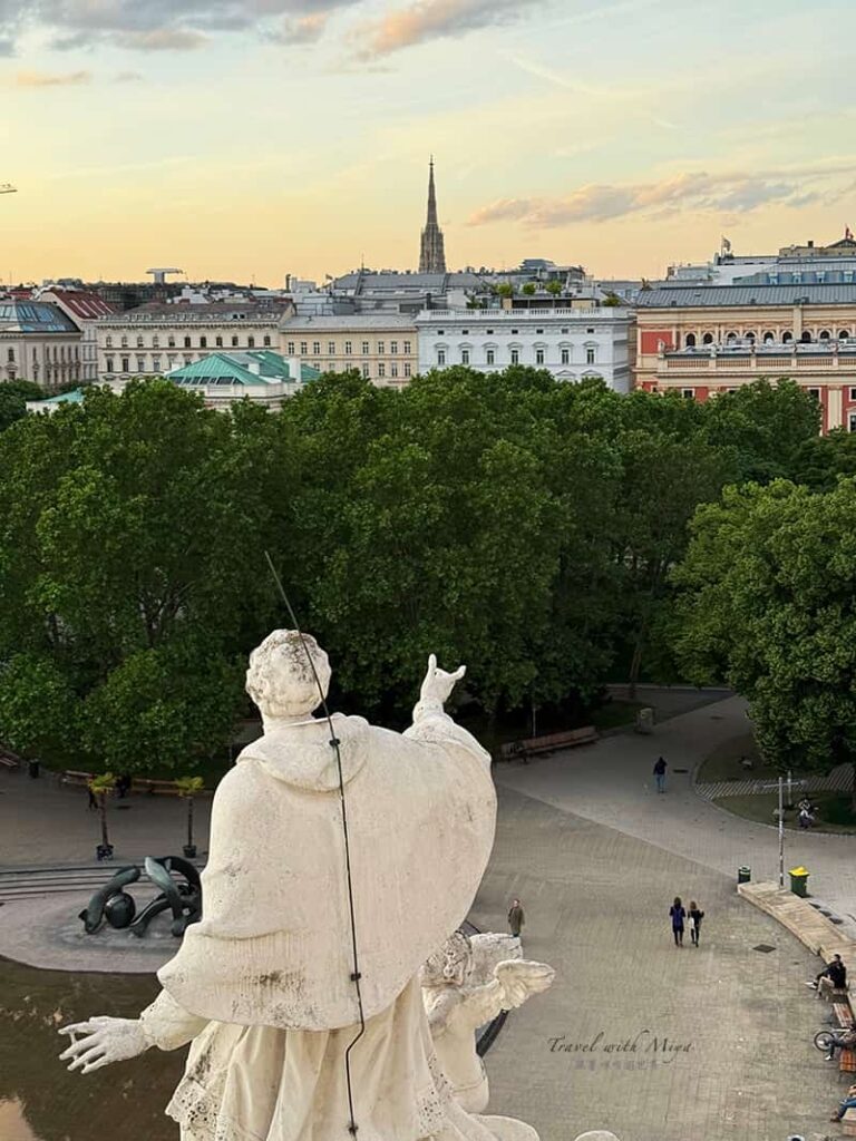 維也納卡爾教堂登頂全景露台雕像背面