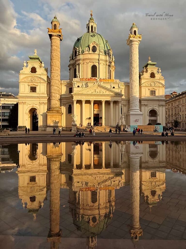 維也納卡爾教堂黃昏時的金亮外觀與水池倒影