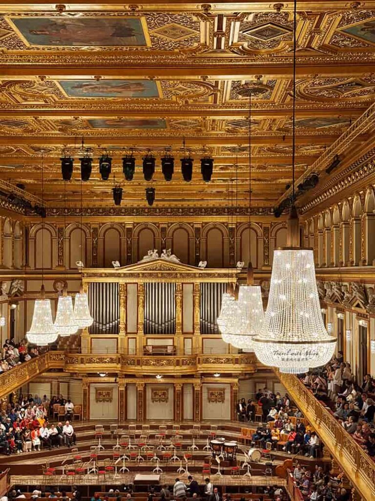 維也納金色大廳金光閃閃的裝潢與華麗水晶燈