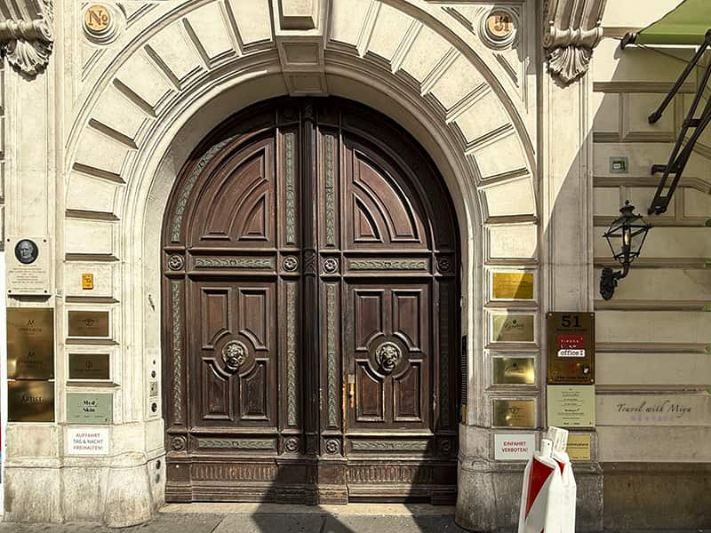 莫札特管弦樂團辦公室大樓樓下木門